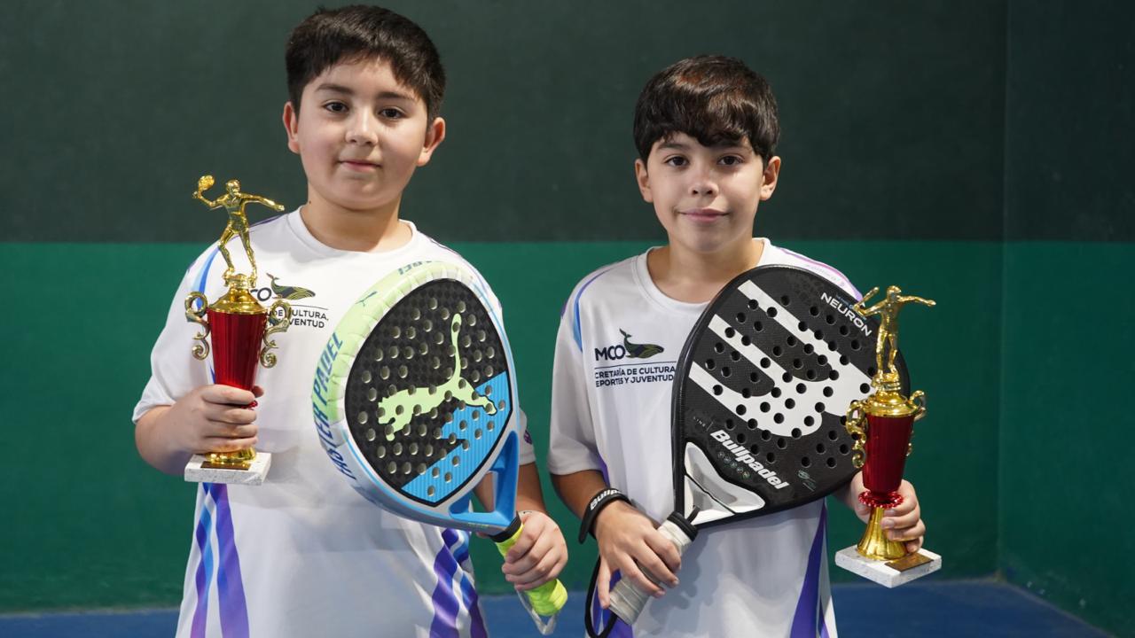La Escuela Municipal de Pádel recibió nueva indumentaria para fortalecer su participación deportiva