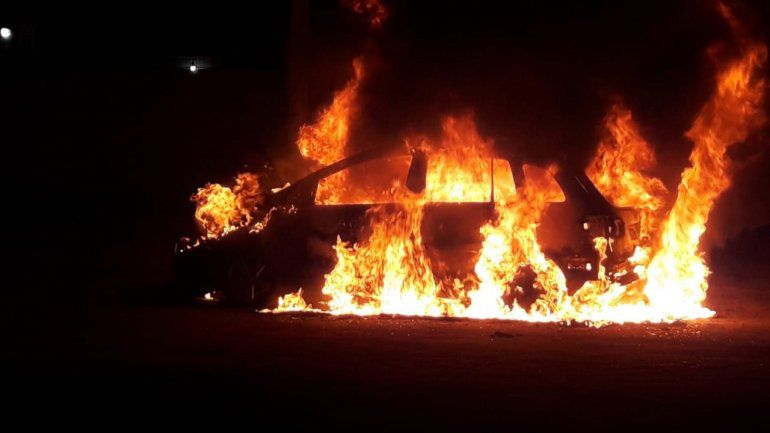 Comodoro Rivadavia: Fue a visitar a un familiar al San Cayetano y le incendiaron el auto