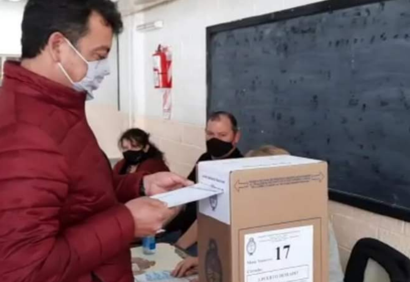 Kaky González emitió su voto e invito a la comunidad a participar del acto electoral