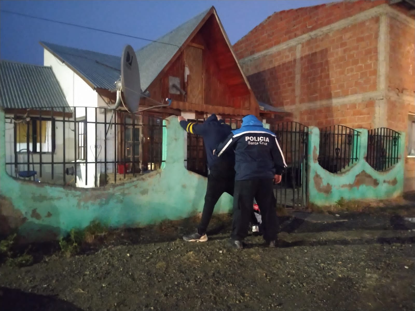 Detuvieron a un hombre que habría engañado a un comerciante con el pago de bebidas alcohólicas 