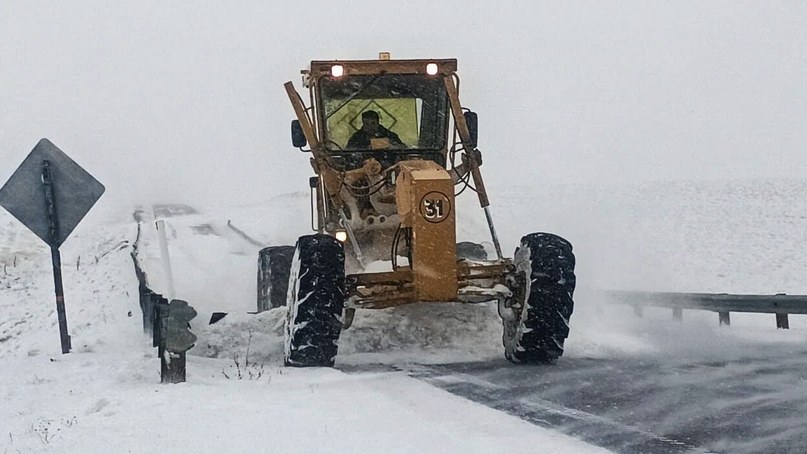 Vialidad Provincial intensifica los operativos de despeje de nieve en rutas de Santa Cruz