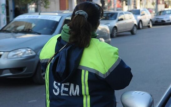 Empleada municipal se quedaba con plata del estacionamiento medido
