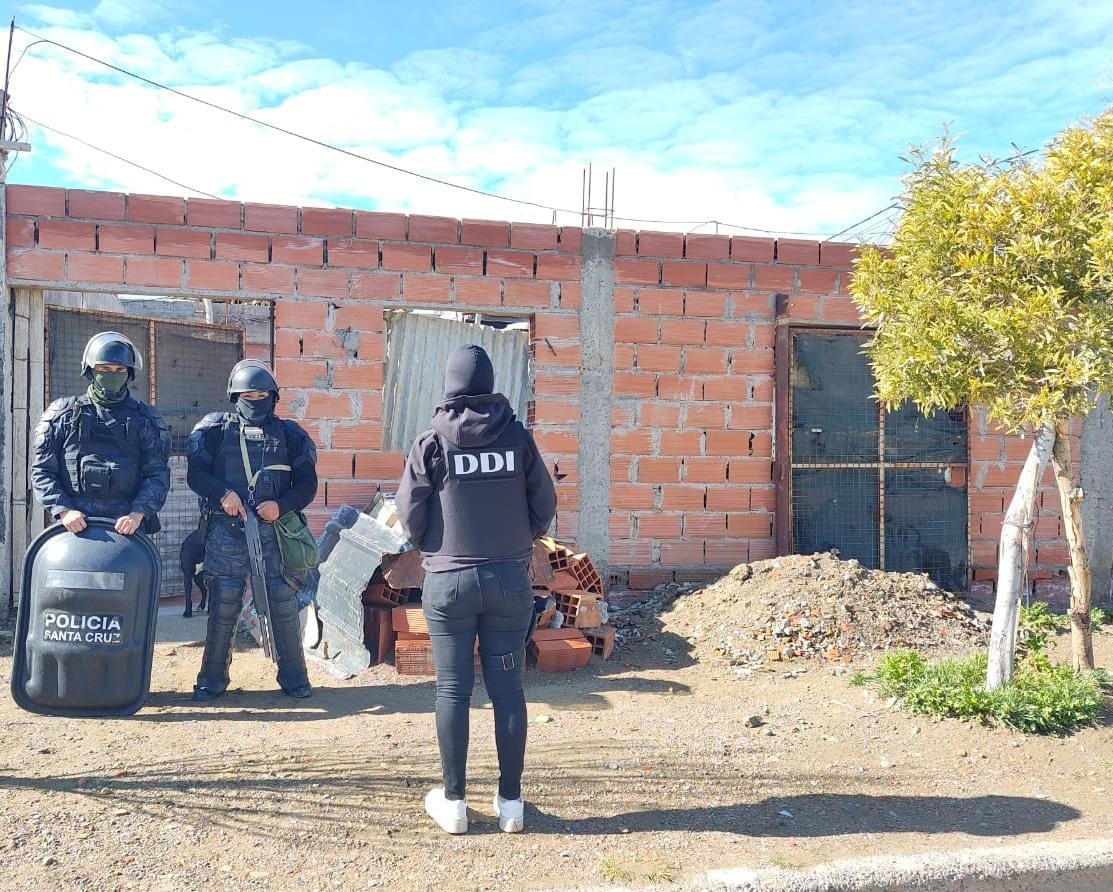 Operativos exitosos de la DDI en Caleta Olivia: allanamientos con resultados positivos