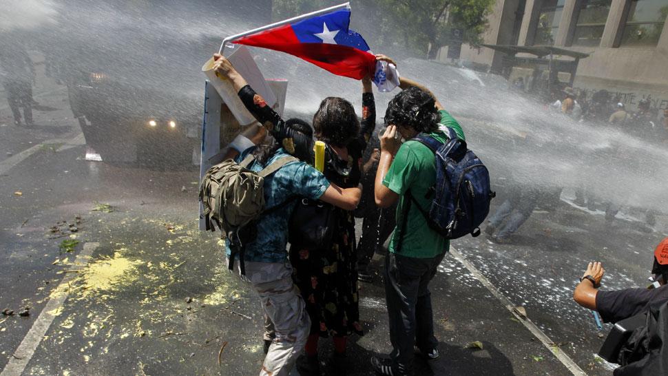 Dos muertos, 56 lesionados y 450 detenidos en 232 manifestaciones: el saldo de la conmemoración del estallido social en Chile