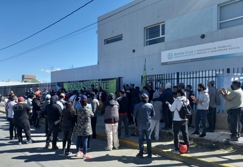 Reclamo de la uocra en las puertas del ministerio de trabajo de la provincia