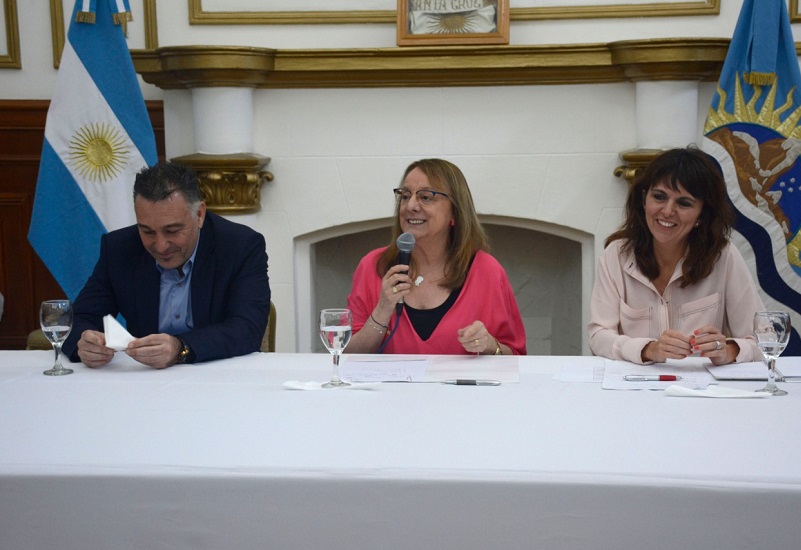 El Gobierno realizó la entrega de 22 créditos Produce Santa Cruz, ninguno de ellos a caletenses