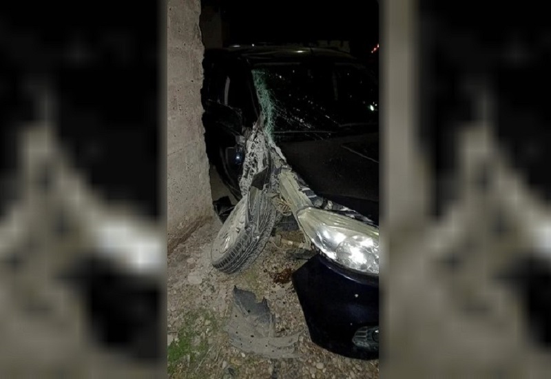 Le robó el auto a un policía, manejó contramano y chocó contra una casa
