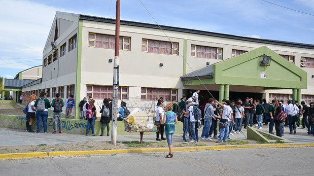 Le robó el teléfono a un chico que salía de la escuela
