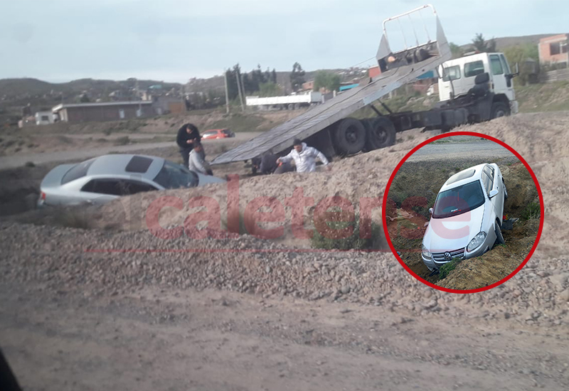 ¿Estaba borracho?: un auto quedó incrustado en un zanjón en la circunvalación de  Zona de Chacras