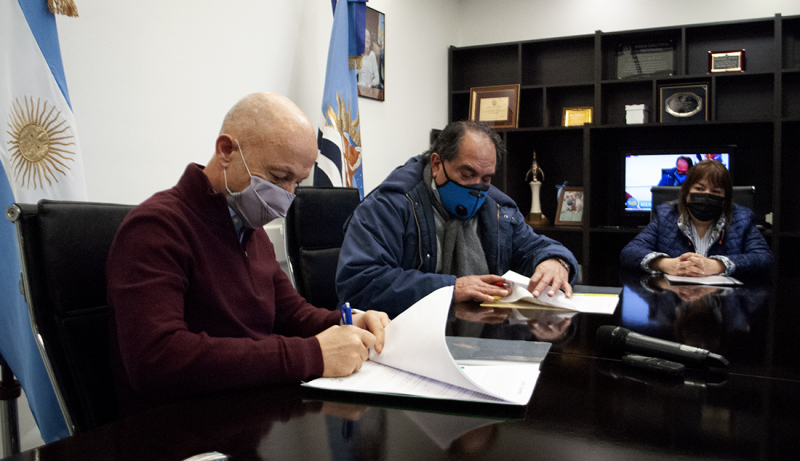 Julián, Cotillo y Álvarez firmaron un acuerdo que duplica la ayuda escolar, que se cobra el martes 