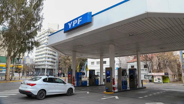 El congelamiento del impuesto a los combustibles generó una pérdida fiscal de USD 2.000 millones