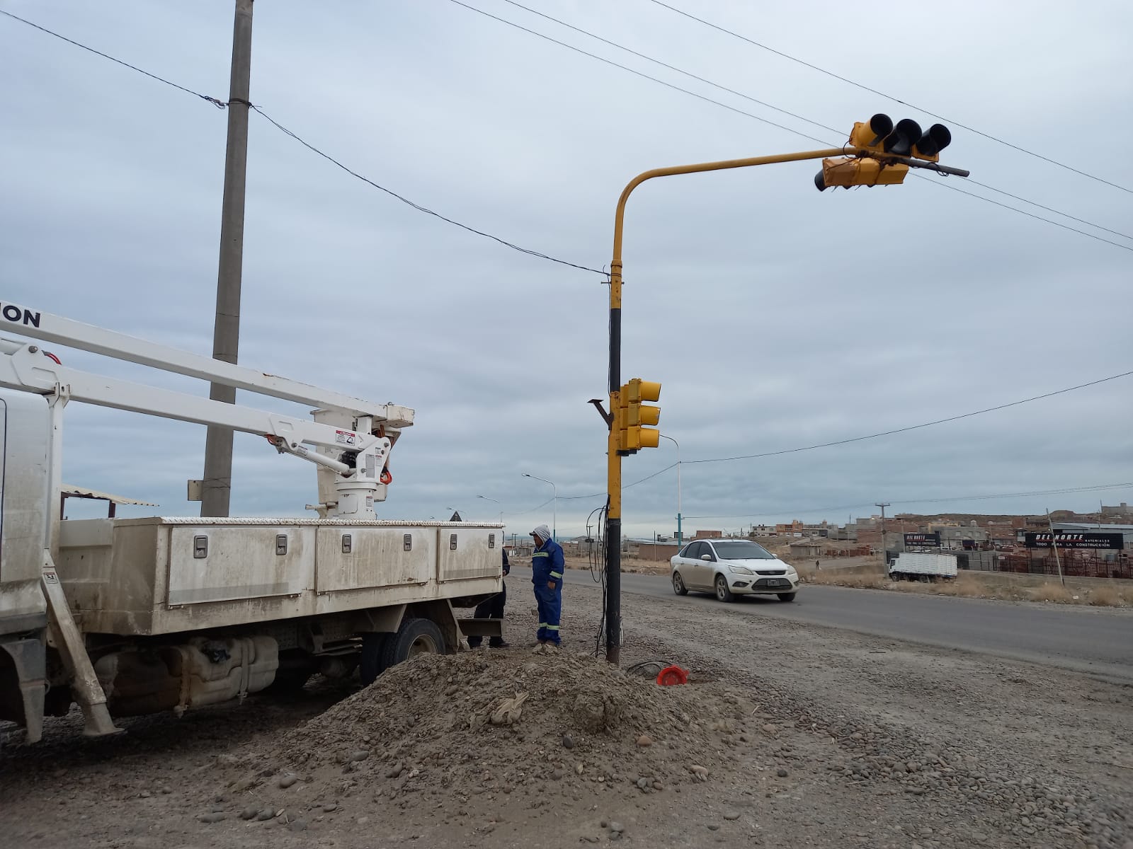 Una buena: colocan semáforo en el cruce de las escuelas Ebimal y Codedco, sobre ruta 3