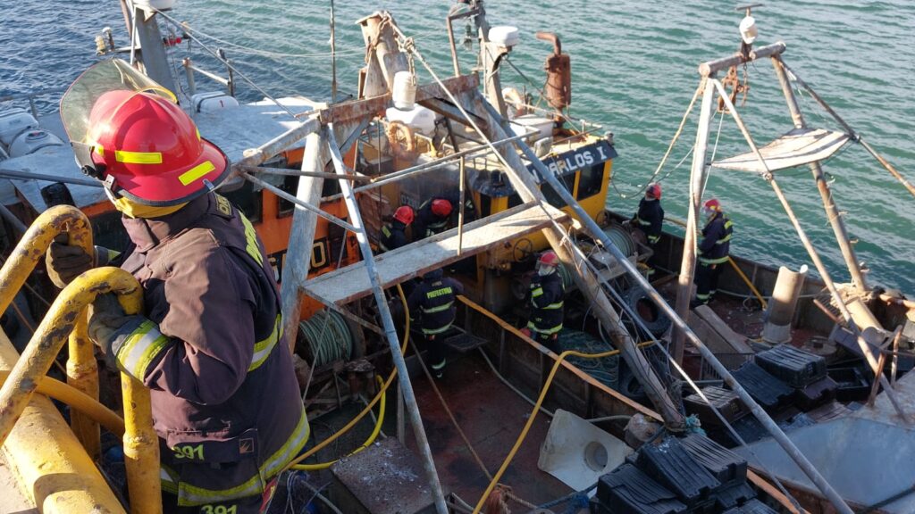 Un buque se incendió a raíz de un cortocircuito en el puerto Caleta Paula