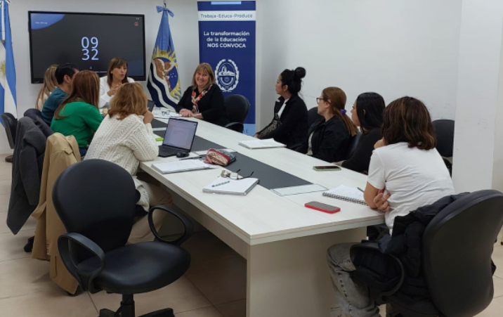 Educación se reunió con familias de la EIPE por el funcionamiento escolar