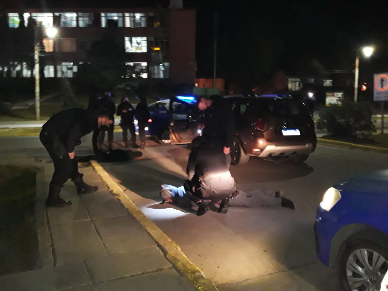 Un vehículo con pedido de captura fue interceptado tras una persecución y sus cinco ocupantes fueron detenidos 