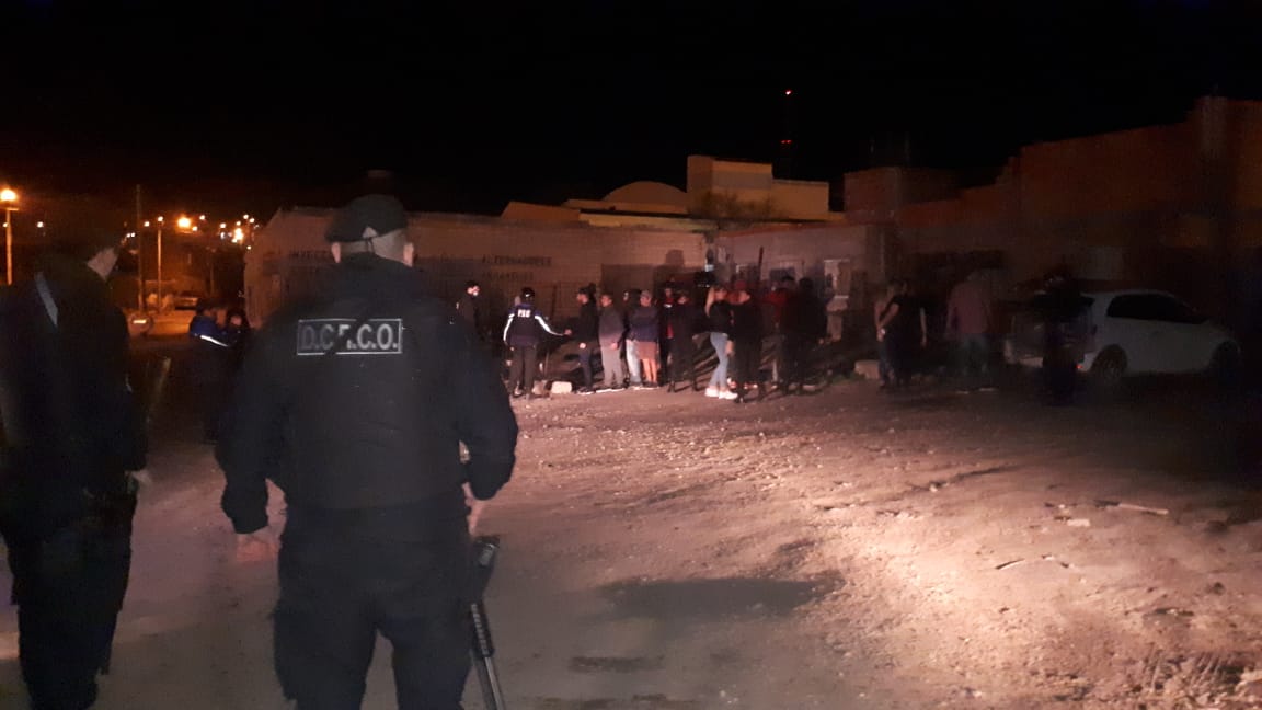 Los denunciaron por irresponsables: la Policía irrumpió en, al menos, cuatro fiestas clandestinas en la madrugada del domingo