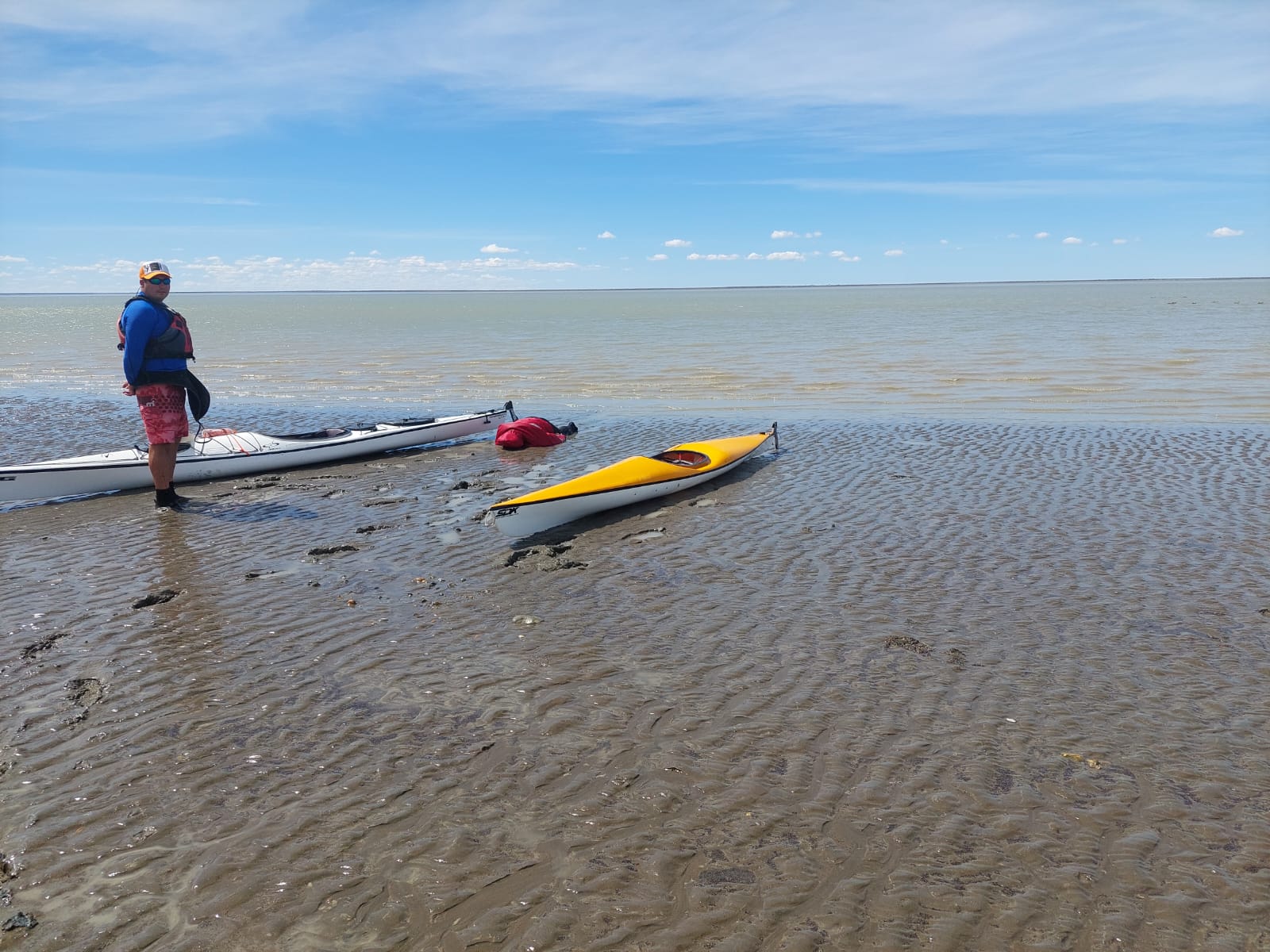 Búsqueda de un hombre que se arrojó al mar
