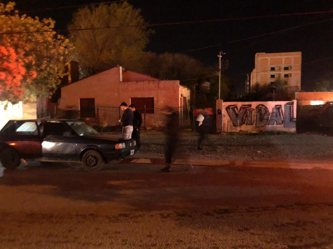 Hace instantes: Intentó robar en una casa del centro, llamaron a la Policía y escapó a pie, dejando su auto estacionado