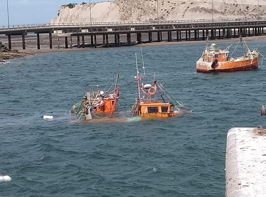 El viento hundió dos barcos en Caleta Córdova y cerraron el puerto