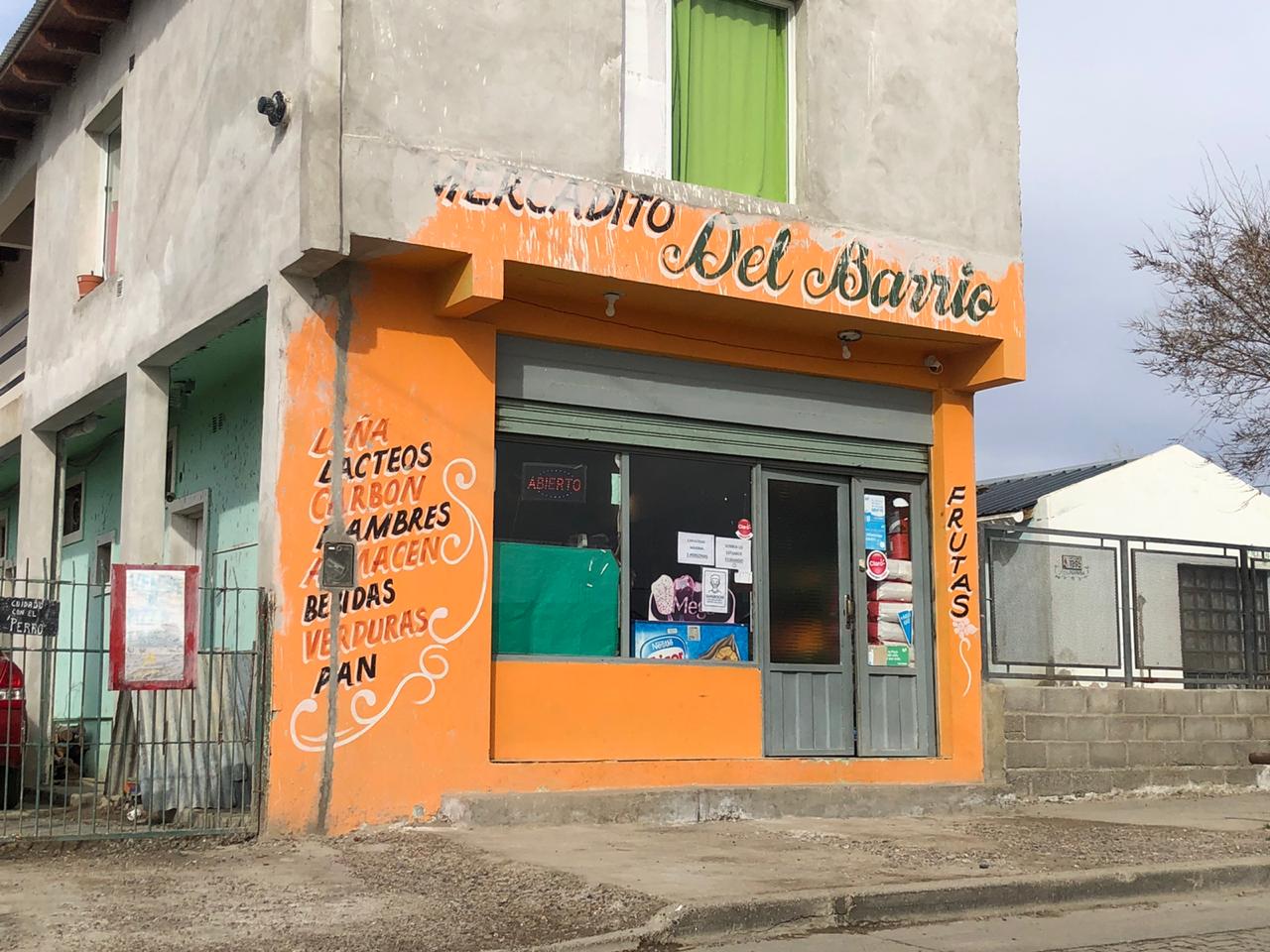 Encapuchados y armados con pistola, cuchillo y palo intentaron ingresar a un mercado del barrio Jardín