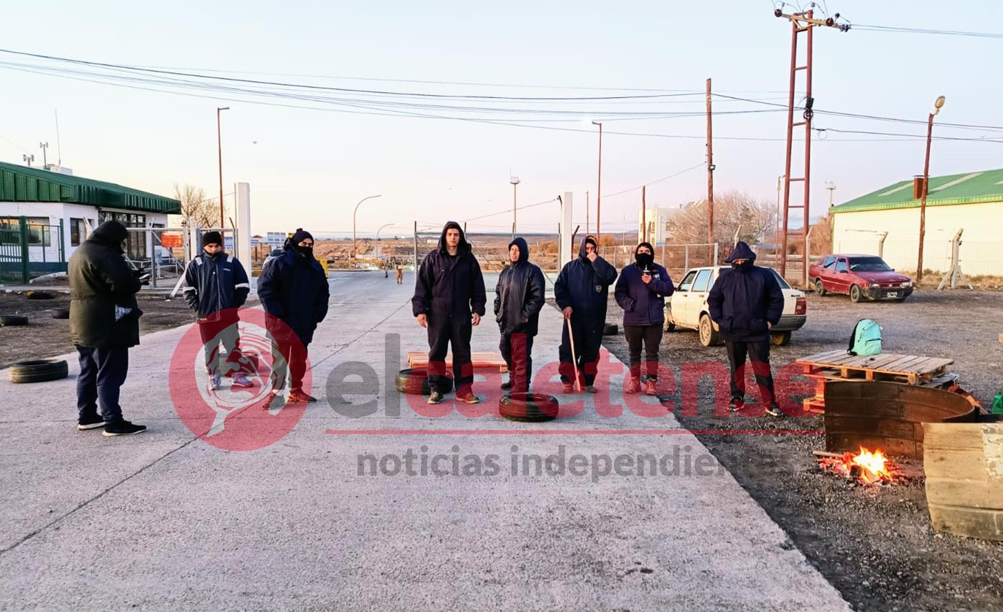 Trabajadores de banquina chica vuelven a manifestarse en el puerto Caleta Paula