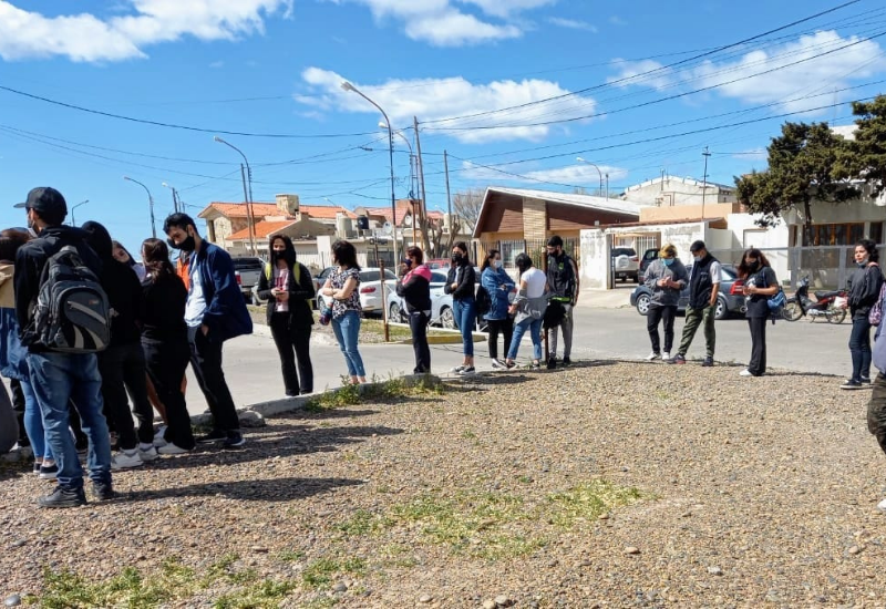 Largas filas en el complejo municipal para vacunacion de Sputnik y Pfizer
