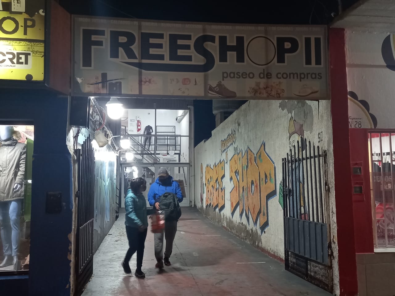 Comerciantes dijeron que fueron obligados a hisoparse bajo amenaza de cerrar sus locales