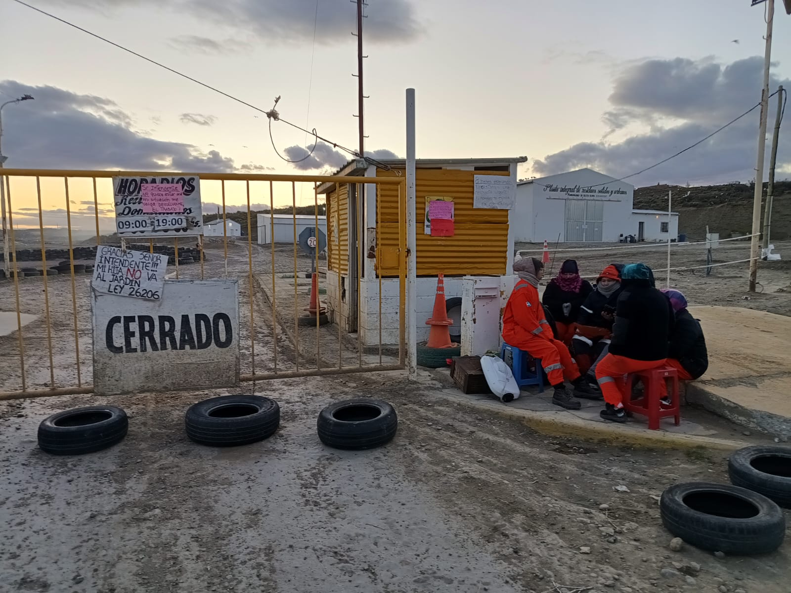 Las 13 exempleadas del basural se reunieron con el jefe de Gabinete y no obtuvieron respuestas positivas  