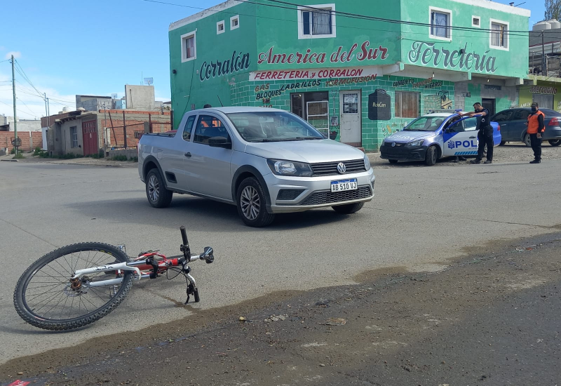Circulaba en contramano: camioneta chocó a ciclista en el Rotary 23