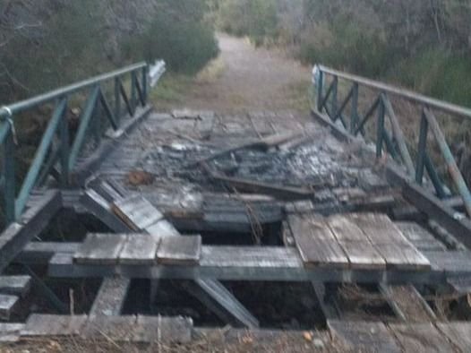 Quemaron un puente en Parque Los Alerces y agredieron a un guardaparque