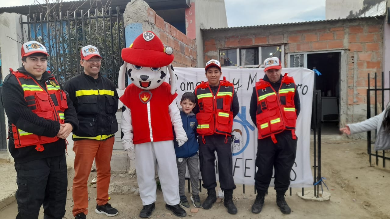 Solidario: Bomberos Voluntarios entregaron alimentos no perecederos, dulces y regalos a merenderos y Hogar de Niños