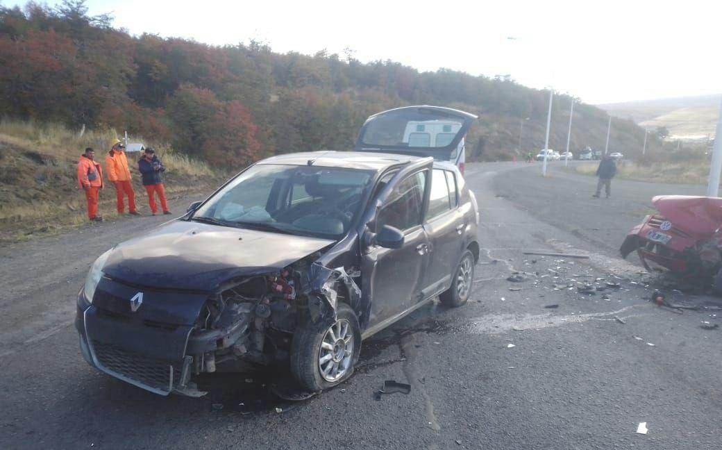 Mordió la banquina, cruzó de carril y chocó a una pareja en otro auto: tres lesionados y una mujer atrapada