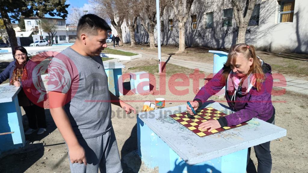 Pintura creativa, Caleta Olivia adorna plaza escolar con tableros de ajedrez
