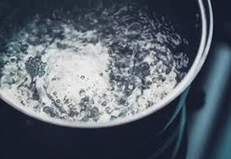 Una vecina quemó a un nene de 7 años con agua hirviendo