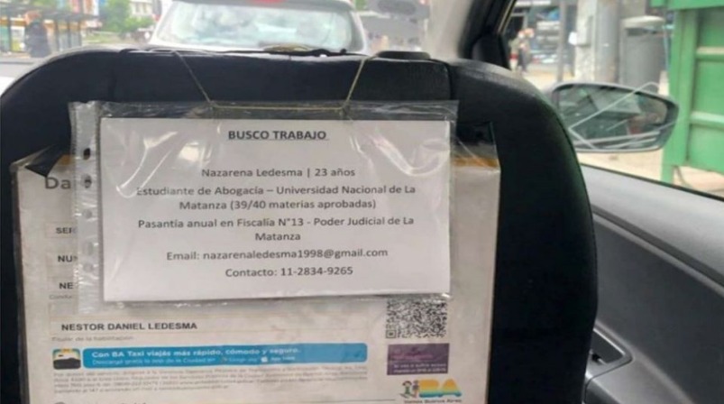 Un taxista colocó el currículum de su hija en el auto y se volvió viral