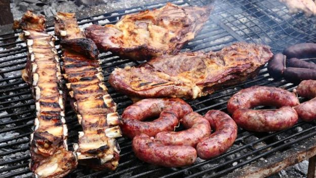 Hacían un asado en la vereda y un hombre les robó la carne de la parrilla