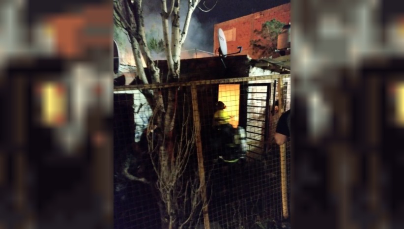 Comodoro Rivadavia: prendieron el calefactor, salieron y se les incendió la casa