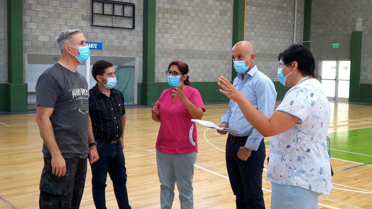 El COE recorrió uno de los dos gimnasios donde montarán los Centros de Vacunación
