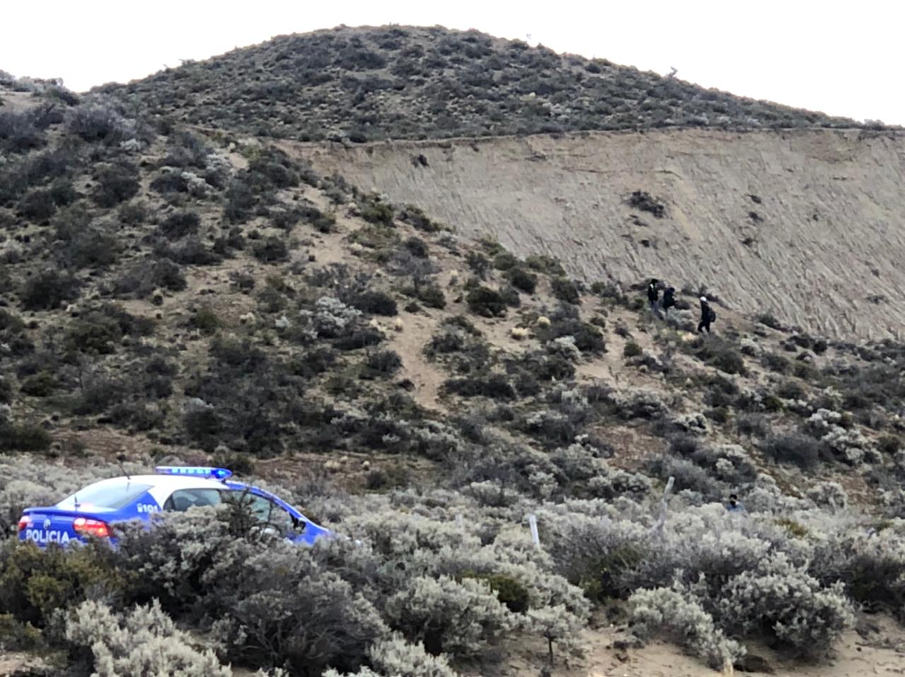 No se salvan ni los pescadores: dos jóvenes robaron una caña, la identificaron mientras pescaban y la policía los detuvo