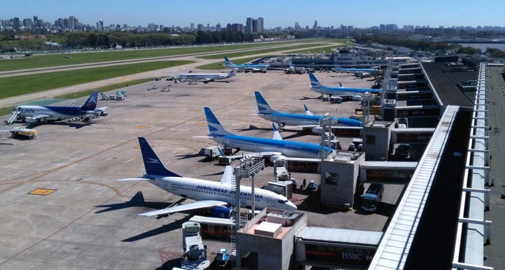 Mientras Santa Cruz no abre el transporte para vuelos, Aeroparque Jorge Newbery reabrirá recién en febrero