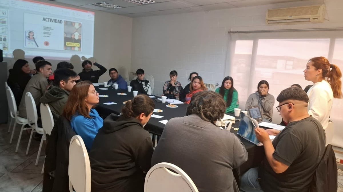 Jóvenes se capacitan en búsqueda laboral