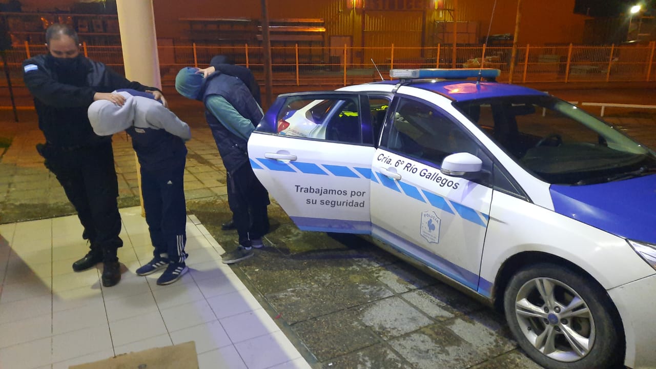 Detienen a dos jóvenes de 21 y 23 años por presunto robo a una vivienda