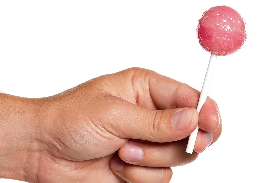 Prueban un test de coronavirus con forma de chupetín para niños en Austria