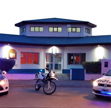 Policías socorrieron a un hombre que amenazó con arrojarse al río Santa Cruz