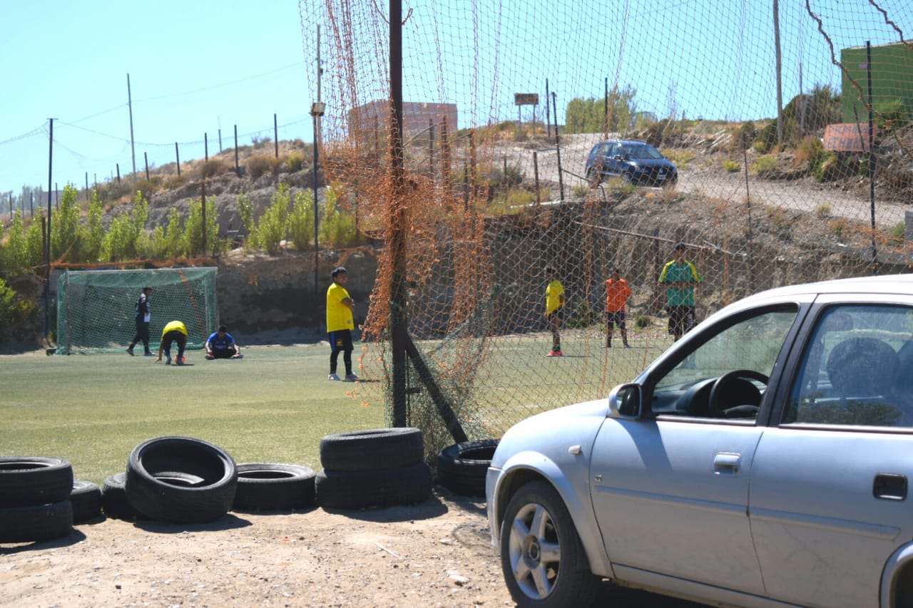 Fútbol clandestino: vecinos denunciaron encuentros en el barrio Ara San Juan y en Zona de Chacras