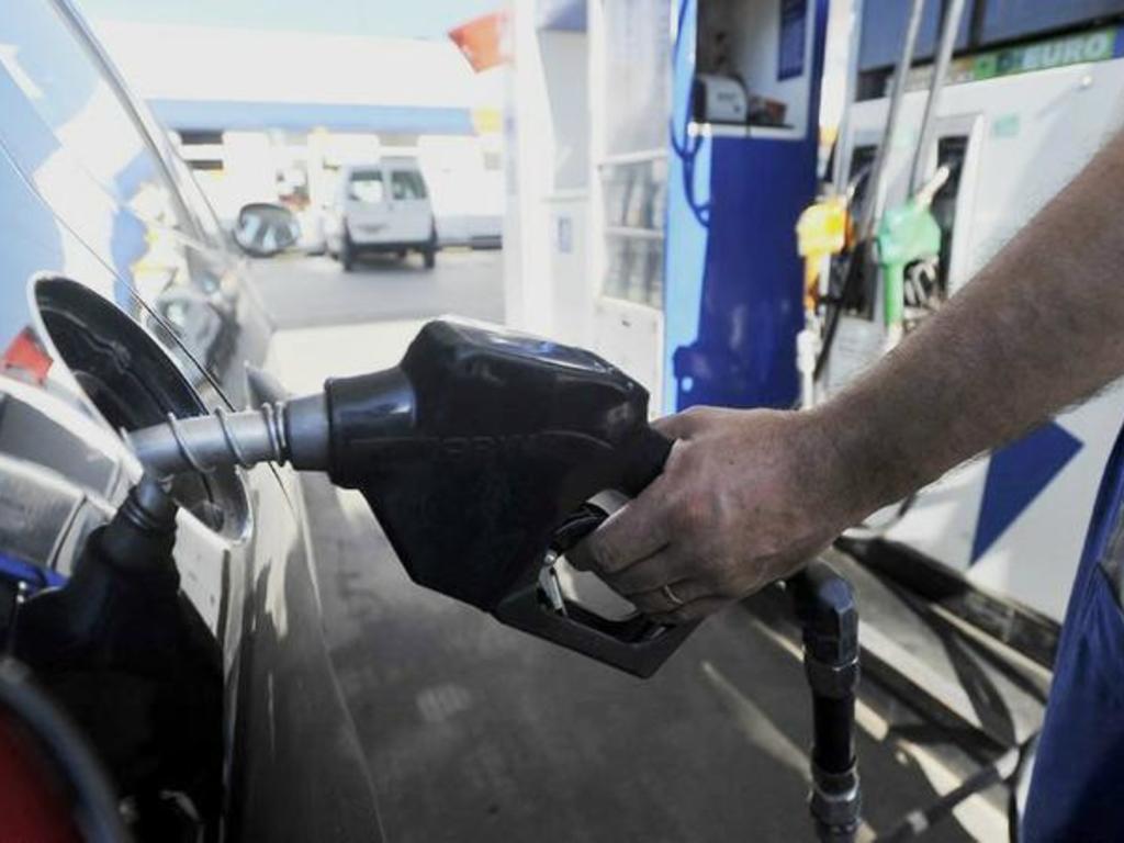 Por decreto presidencial, se postergó el aumento de los impuestos a los combustibles