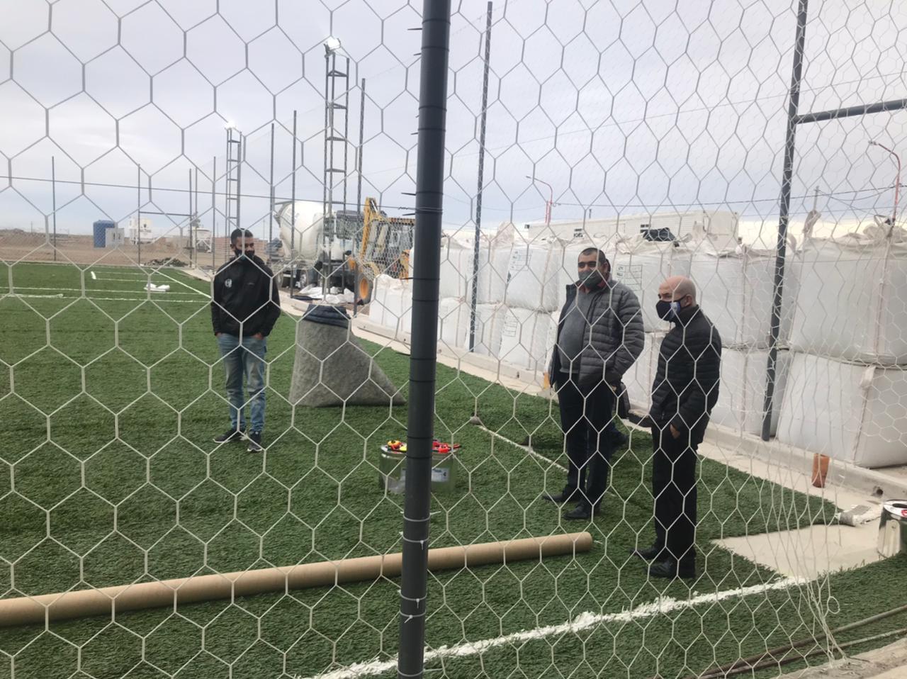 Llugdar y Villegas supervisaron el armado del Gimnasio y el avance del Complejo Deportivo en Pico Truncado