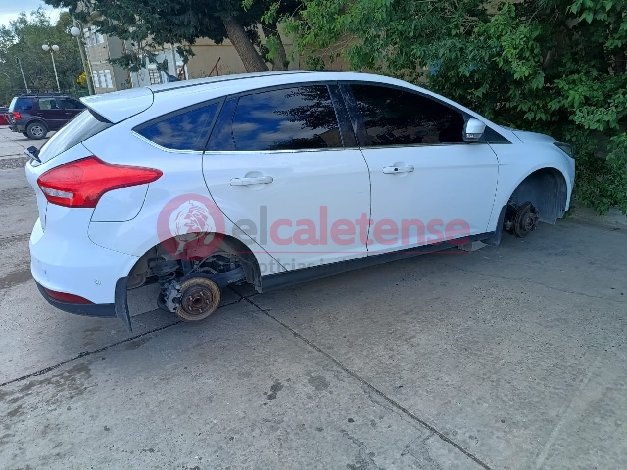 Desconcertante hallazgo al salir de la casa de su novia: robaron tres cubiertas de su automóvil 