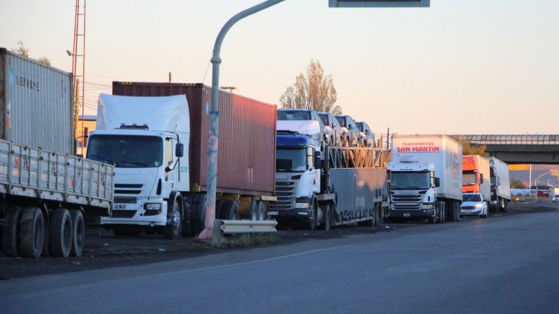 El secretario general de Camioneros, Sergio Sarmiento, reclamó por camioneros varados en Chile