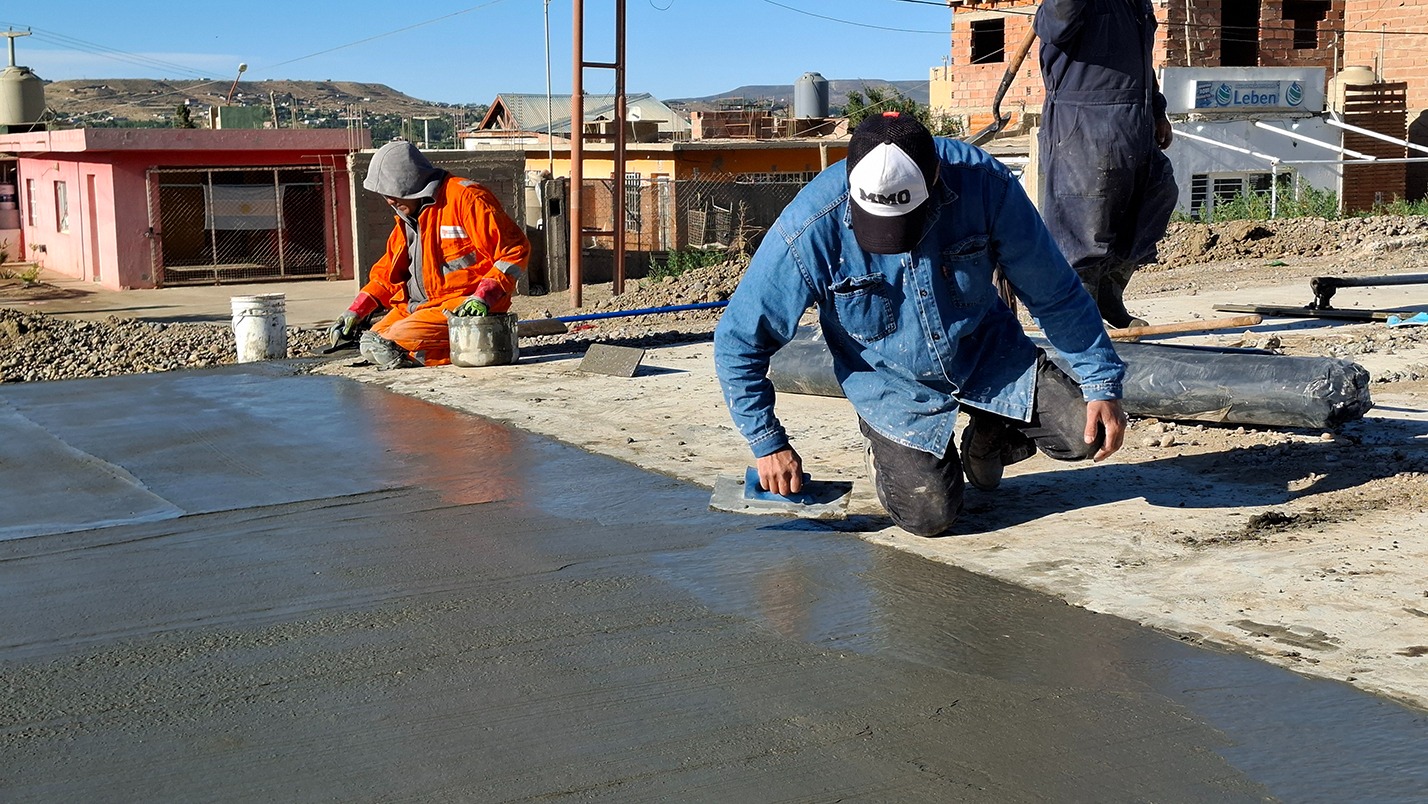 Avanza la pavimentación en el acceso al barrio Rotary 23
